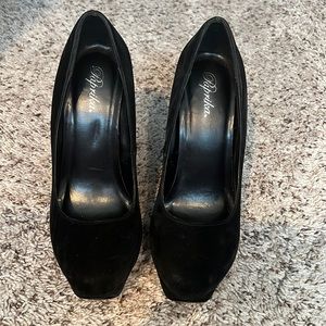 Black Platform heels in black. Size 9